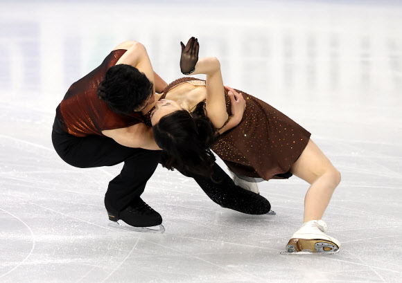 피겨스케이팅 임해나와 권예가 20일 서울 서울 목동아이스링크에서 열린 2025 ISU(국제빙상경기연맹) 사대륙 피겨스케이팅 선수권 대회 아이스댄스에서 연기를 펼치고 있다. 2025.2.20. 연합뉴스