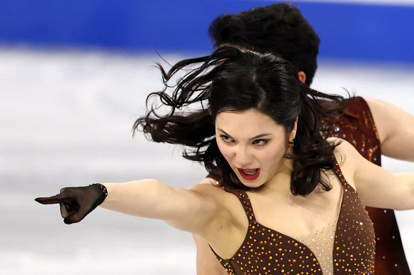 피겨스케이팅 임해나와 권예가 20일 서울 서울 목동아이스링크에서 열린 2025 ISU(국제빙상경기연맹) 사대륙 피겨스케이팅 선수권 대회 아이스댄스에서 연기를 펼치고 있다. 2025.2.20. 연합뉴스