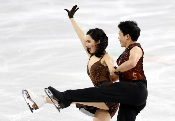 피겨스케이팅 임해나와 권예가 20일 서울 서울 목동아이스링크에서 열린 2025 ISU(국제빙상경기연맹) 사대륙 피겨스케이팅 선수권 대회 아이스댄스에서 연기를 펼치고 있다. 2025.2.20. 연합뉴스