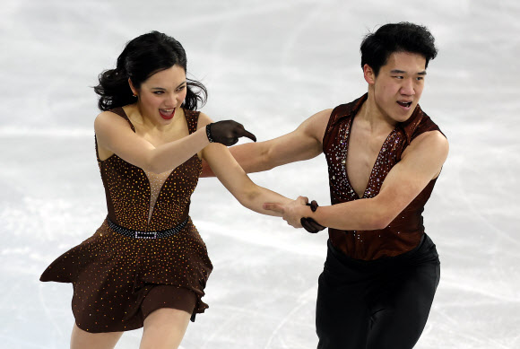 피겨스케이팅 임해나와 권예가 20일 서울 서울 목동아이스링크에서 열린 2025 ISU(국제빙상경기연맹) 사대륙 피겨스케이팅 선수권 대회 아이스댄스에서 연기를 펼치고 있다. 2025.2.20. 연합뉴스