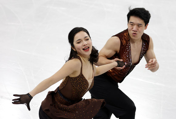 피겨스케이팅 임해나와 권예가 20일 서울 서울 목동아이스링크에서 열린 2025 ISU(국제빙상경기연맹) 사대륙 피겨스케이팅 선수권 대회 아이스댄스에서 연기를 펼치고 있다. 2025.2.20. 연합뉴스