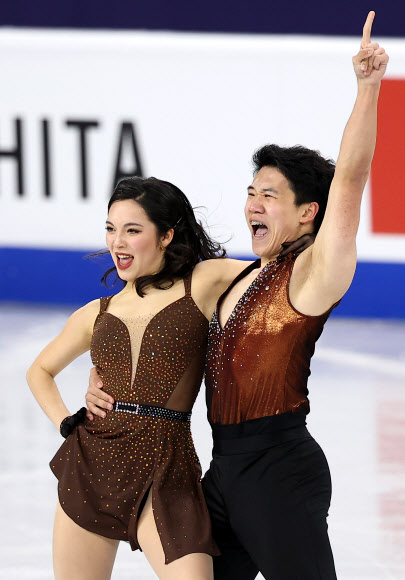 피겨스케이팅 임해나와 권예가 20일 서울 서울 목동아이스링크에서 열린 2025 ISU(국제빙상경기연맹) 사대륙 피겨스케이팅 선수권 대회 아이스댄스에서 연기를 펼치고 있다. 2025.2.20. 연합뉴스