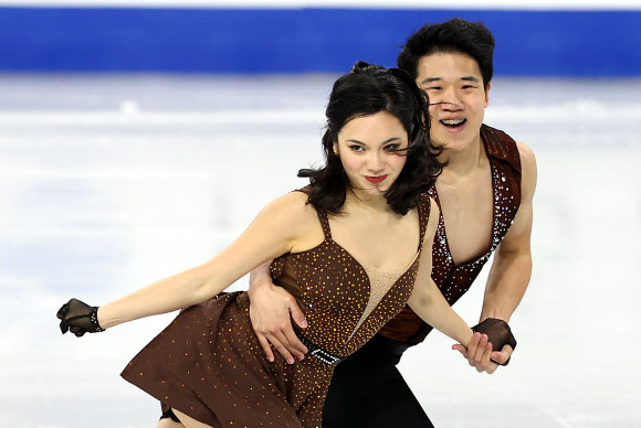 피겨스케이팅 임해나와 권예가 20일 서울 서울 목동아이스링크에서 열린 2025 ISU(국제빙상경기연맹) 사대륙 피겨스케이팅 선수권 대회 아이스댄스에서 연기를 펼치고 있다. 2025.2.20. 연합뉴스