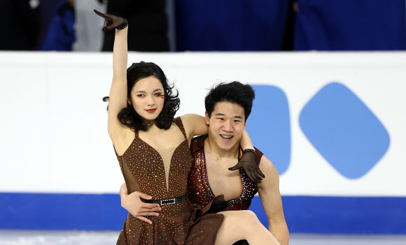 피겨스케이팅 임해나와 권예가 20일 서울 서울 목동아이스링크에서 열린 2025 ISU(국제빙상경기연맹) 사대륙 피겨스케이팅 선수권 대회 아이스댄스에서 연기를 펼치고 있다. 2025.2.20. 연합뉴스