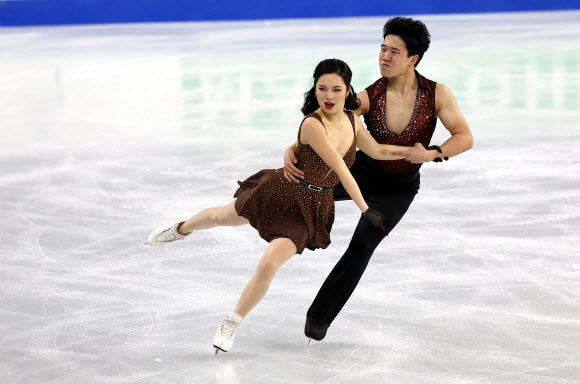 피겨스케이팅 임해나와 권예가 20일 서울 서울 목동아이스링크에서 열린 2025 ISU(국제빙상경기연맹) 사대륙 피겨스케이팅 선수권 대회 아이스댄스에서 연기를 펼치고 있다. 2025.2.20. 연합뉴스