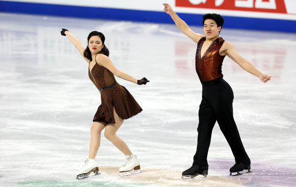 피겨스케이팅 임해나와 권예가 20일 서울 서울 목동아이스링크에서 열린 2025 ISU(국제빙상경기연맹) 사대륙 피겨스케이팅 선수권 대회 아이스댄스에서 연기를 펼치고 있다. 2025.2.20. 연합뉴스