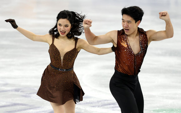 피겨스케이팅 임해나와 권예가 20일 서울 서울 목동아이스링크에서 열린 2025 ISU(국제빙상경기연맹) 사대륙 피겨스케이팅 선수권 대회 아이스댄스에서 연기를 펼치고 있다. 2025.2.20. 연합뉴스