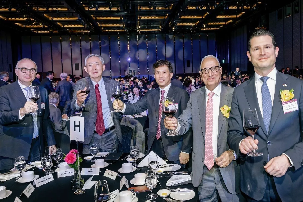 세미콘 코리아 2025 리더십 디너에 참석한 곽노정 SK하이닉스 사장  곽노정 SK하이닉스 사장(가운데)이 지난 19일 서울 강남구 그랜드 인터컨티넨탈 파르나스호텔에서 열린 ‘세미콘 코리아 2025 리더십 디너’ 행사에서 루크 반 덴 호브 아이멕(imec) 회장(왼쪽), 디르크 벨야르츠 네덜란드 경제부 장관(오른쪽 ) 등 관계자들과 기념사진을 촬영하고 있다. 곽노정 SK하이닉스 사장 링크드인 캡처