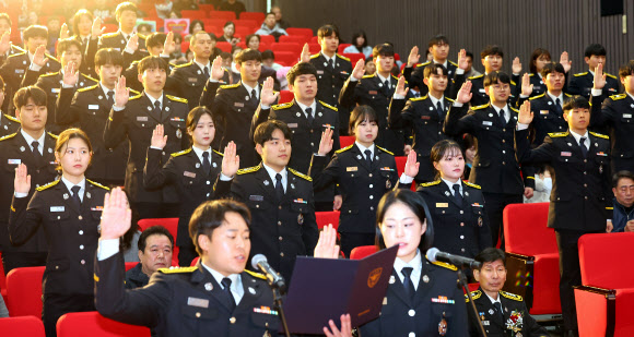 복무 선서하는 신임 소방관들