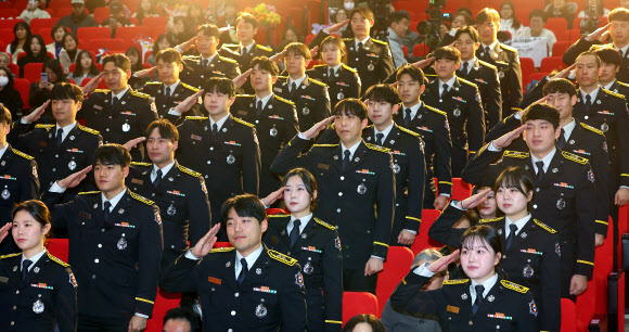 경례하는 신임 소방관들