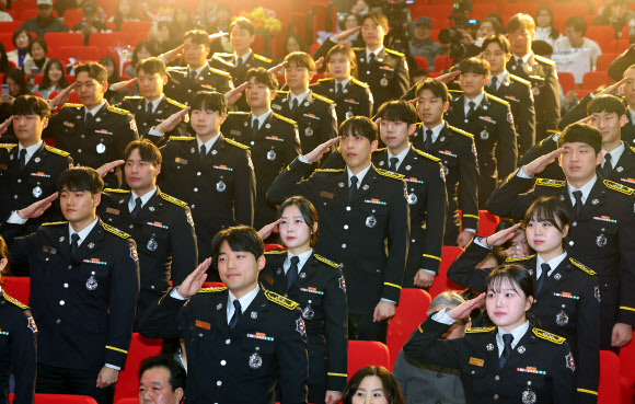 경례하는 신임 소방관들