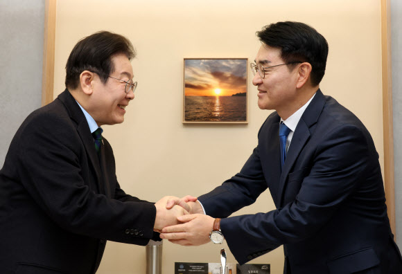 인사하는 이재명 대표-박용진 전 의원