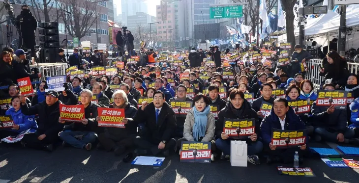 22일 오후 서울 종로구 안국역 인근에서 열린 내란종식·헌정수호를 위한 윤석열 파면 촉구 범국민대회에서 민주당 박찬대 원내대표를 비롯한 국회의원들과 윤석열 대통령 탄핵을 촉구하는 시민들이 구호를 외치고 있다. 2025.02.22. 뉴시스