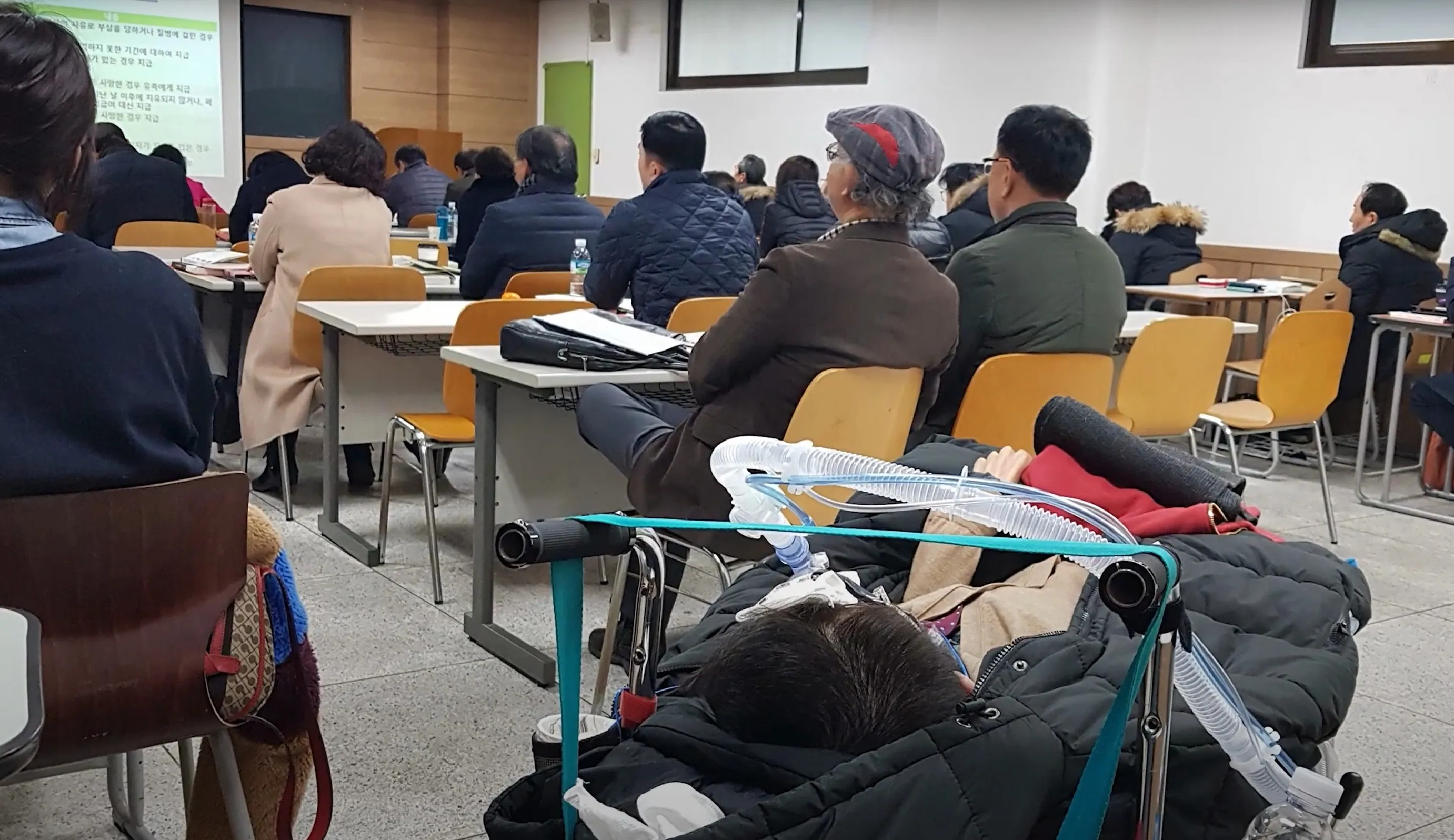 23일 광주대학교에 따르면 장익선(37)씨는 최근 2024학년도 전기 학위수여식에서 광주대 사회복지전문대학원 석사 학위와 학술상을 받았다. 사진은 장씨가 대학원 수업에 참여 중인 모습. 유튜브 채널 ‘눈으로 쓰는 근육병 일상’ 캡처