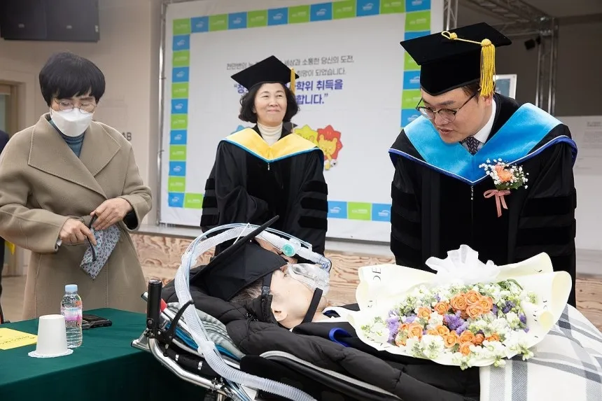 23일 광주대학교에 따르면 장익선(37) 씨는 지난 21일 열린 2024학년도 전기 학위수여식에서 광주대 사회복지전문대학원 석사 학위와 학술상을 받았다. 사진은 21일 김동진 광주대 총장이 교내 별도의 장소에서 ‘찾아가는 졸업식’을 열어 장 씨에게 학위를 전달하는 모습. 2025.2.23 광주대 제공