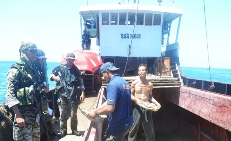 중국 어선의 불법 활동 여부를 확인하는 필리핀군. EPA 연합뉴스