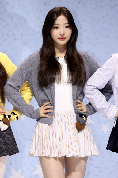 걸그룹 하츠투하츠(Hearts2Hearts)의 스텔라가 24일 서울 광진구 예스24라이브홀에서 열린 첫 번째 싱글 ‘더 체이스’ 언론 공개회에서 포즈를 취하고 있다. 2025.2.24. 연합뉴스