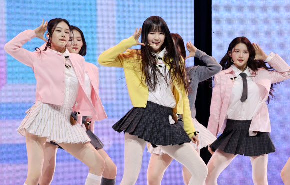 걸그룹 하츠투하츠(Hearts2Hearts)가 24일 서울 광진구 예스24라이브홀에서 열린 첫 번째 싱글 언론 공개회에서 타이틀 곡 ‘더 체이스’를 선보이고 있다. 2025.2.24. 연합뉴스