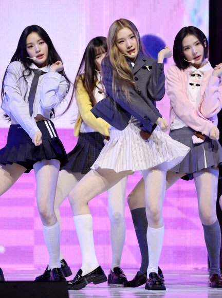 걸그룹 하츠투하츠(Hearts2Hearts)가 24일 서울 광진구 예스24라이브홀에서 열린 첫 번째 싱글 언론 공개회에서 타이틀 곡 ‘더 체이스’를 선보이고 있다. 2025.2.24. 연합뉴스