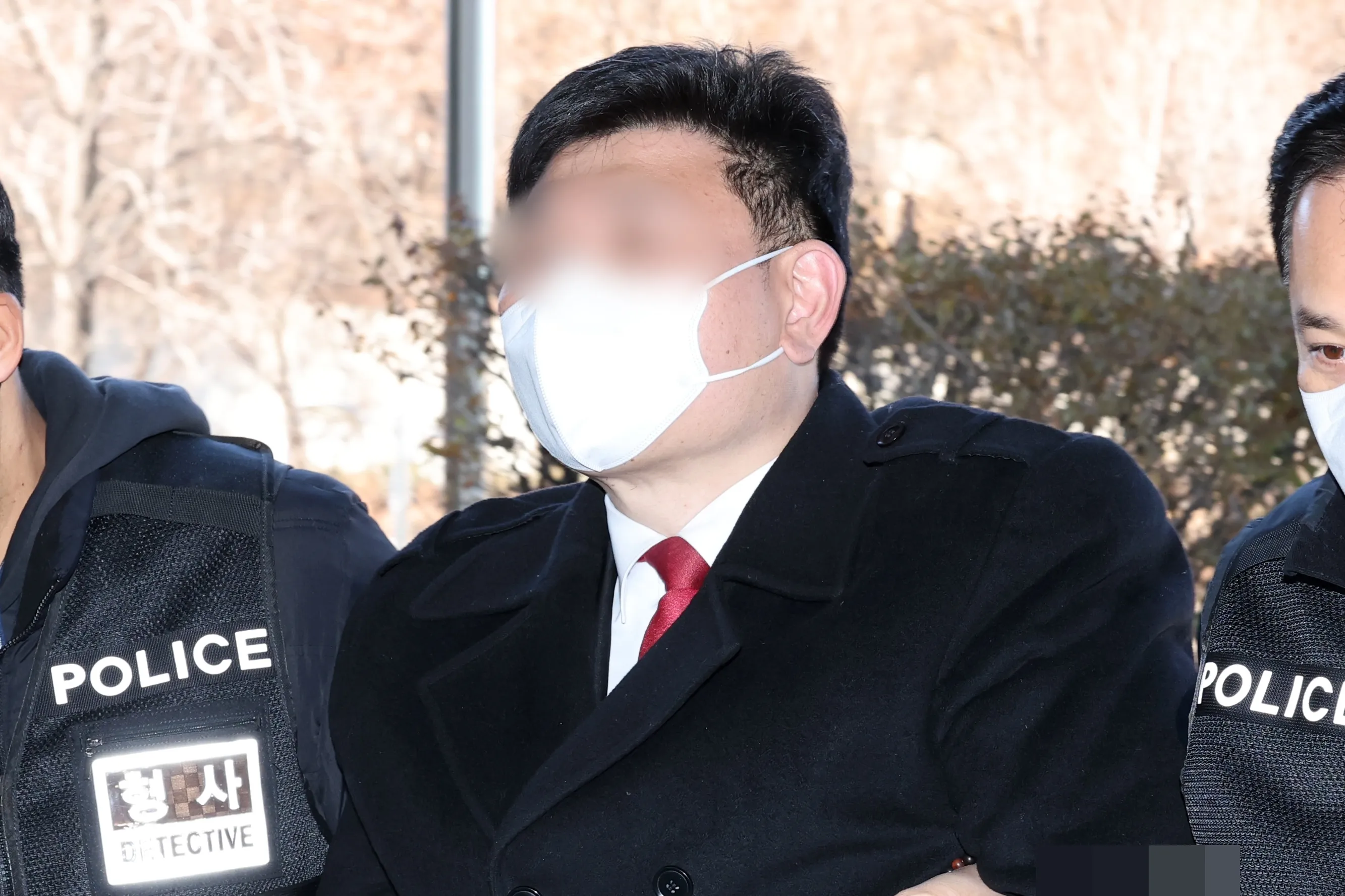 영장심사 출석하는 ‘캡틴 아메리카’ 복장 경찰 난입 시도 안모씨  영화 마블 캐릭터 ‘캡틴 아메리카’ 복장을 하고 중국대사관과 경찰서 난입을 시도한 윤석열 대통령 지지자 안모씨가 22일 오후 서초구 서울중앙지방법원에서 열린 구속 전 구속 전 피의자 심문(영장실질심사)에 출석하고 있다. 안씨는 지난 20일 오후 남대문경찰서를 찾아가 자신을 빨리 조사해달라고 요구했으나 거부당하자 경찰서 출입 게이트 유리를 깨고 내부로 진입하려 했다. 앞서 그는 14일 주한 중국대사관 난입을 시도해 조사받는 중이었다. 2025.2.22. 뉴스1