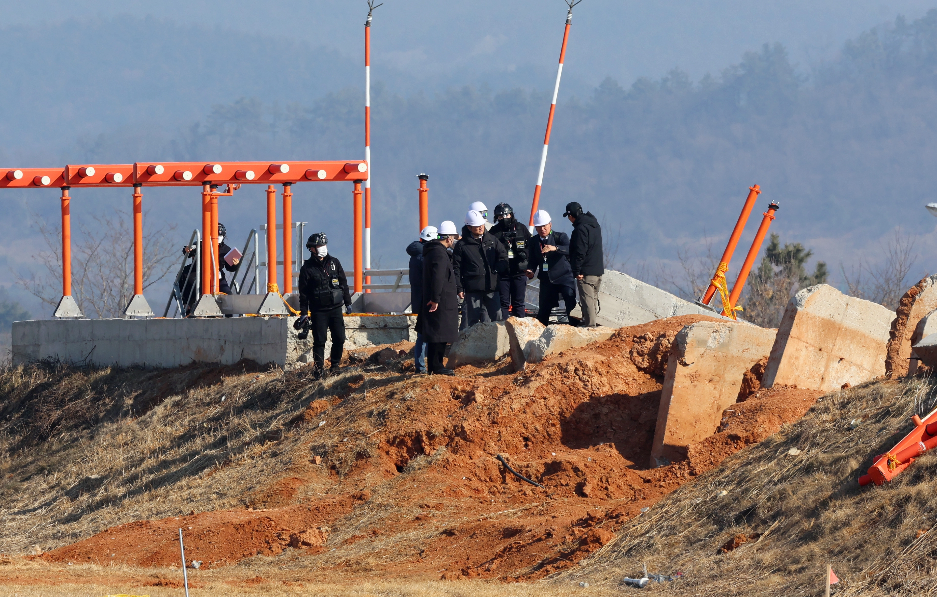 무안공항 로컬라이저 현장조사  26일 오후 전남 무안국제공항에서 항공철도사고조사위원회, 경찰, 국과수 관계자들이 방위각 시설(로컬라이저)을 살펴보고 있다. 2025.2.26 연합뉴스
