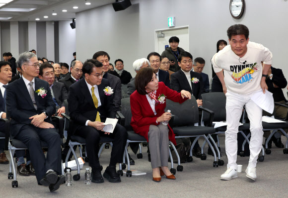 단상 오르는 전한길 씨