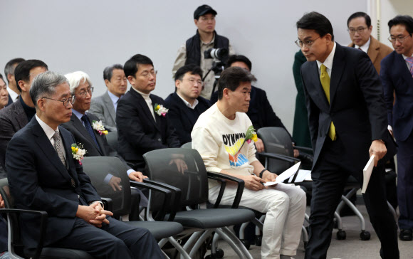 출판기념회 참석하는 윤상현 의원