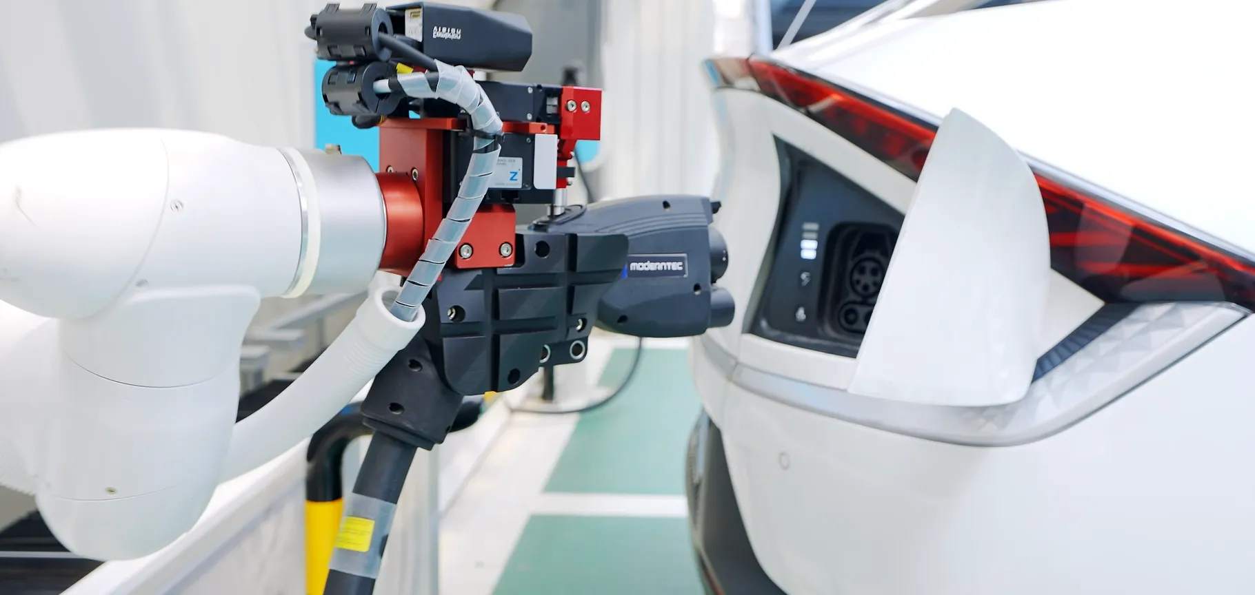 전기차 자동 충전 시스템인 ‘서울 보이’가 자동으로 전기차를 충전하는 모습. 서울시 제공