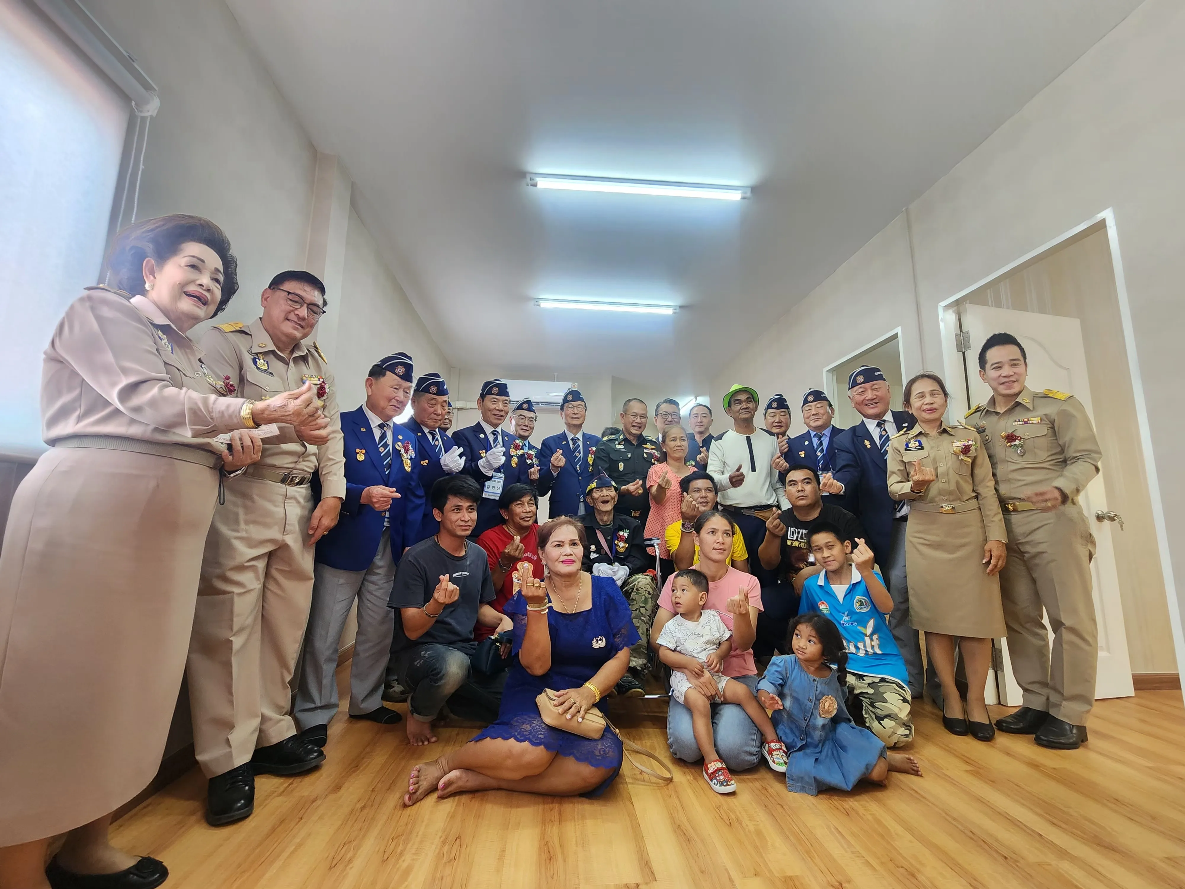 26일 재향군인회 회원들과 철럼 세땅옹의 가족이 새집에서 기념촬영을 하고 있다. 2024.11.26 재향군인회 제공