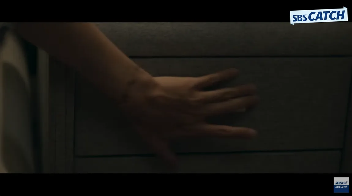 지난 21일 첫 방송한 SBS 금토드라마 ‘보물섬’의 베드신에서 주인공 박형식(서동주 역)이 팔을 뻗어 서랍에서 피임 도구를 꺼내려는 장면. 유튜브 채널 ‘SBS 캐치’ 캡처