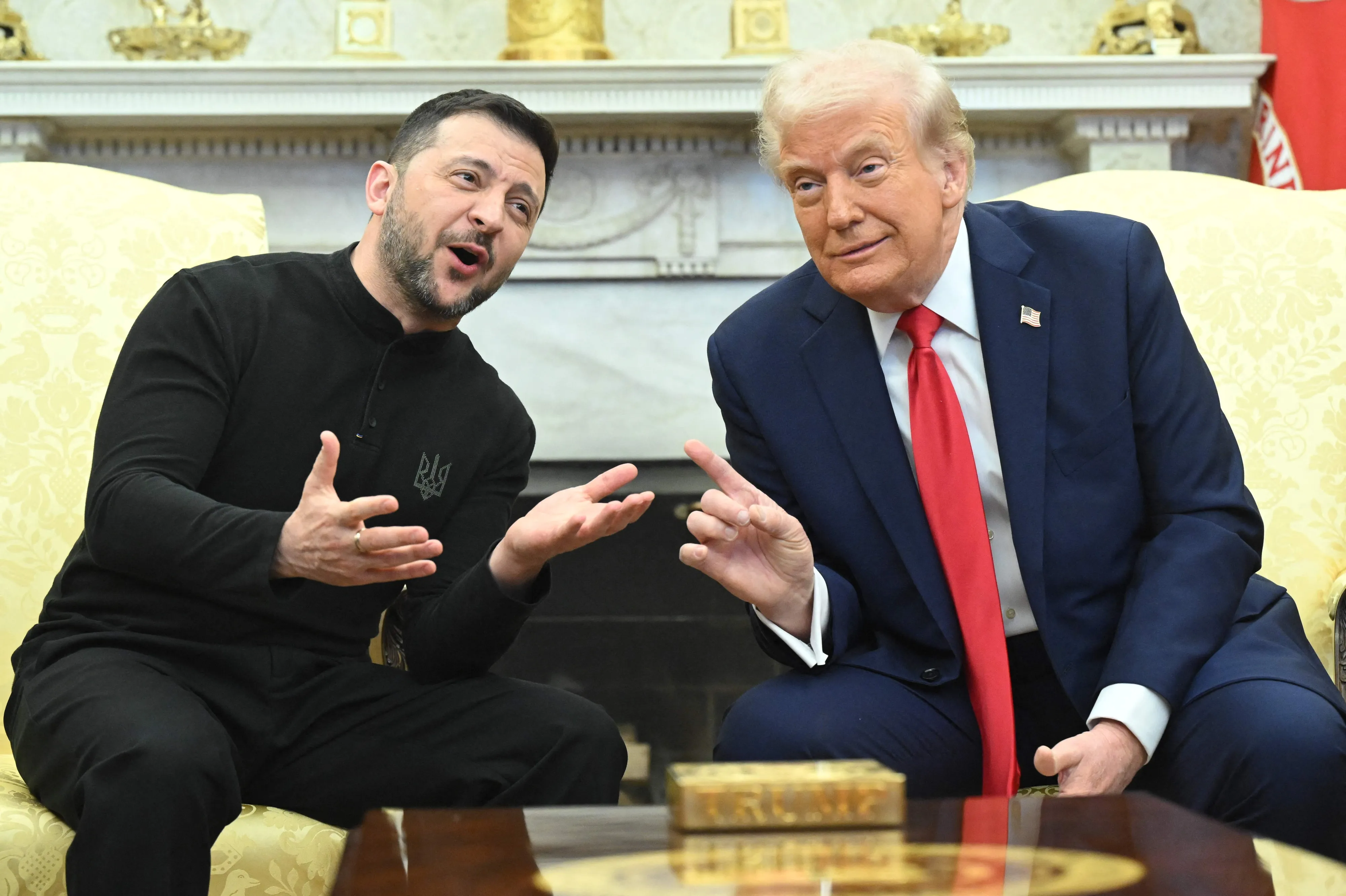 도널드 트럼프 미국 대통령이 28일(현지시간) 백악관에서 볼로디미르 젤렌스키 우크라이나 대통령과 언쟁을 벌이고 있다. 2025.2.28 워싱턴 AFP 연합뉴스