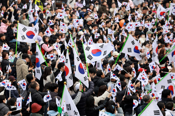 3·1절, 태극기 흔드는 시민들