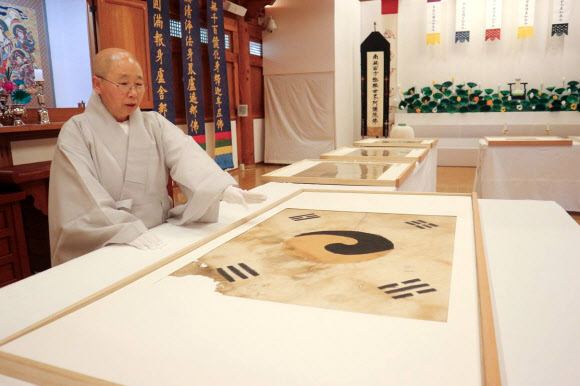 진관사 태극기 설명하는 법해스님