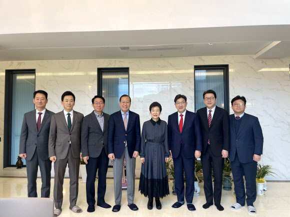 국민의힘 권영세 비상대책위원장과 권성동 원내대표 등 지도부가 3일 대구 달성군 박근혜 전 대통령 사저에서 박 전 대통령과 기념촬영 하고 있다. 2025.3.3  국민의힘 제공