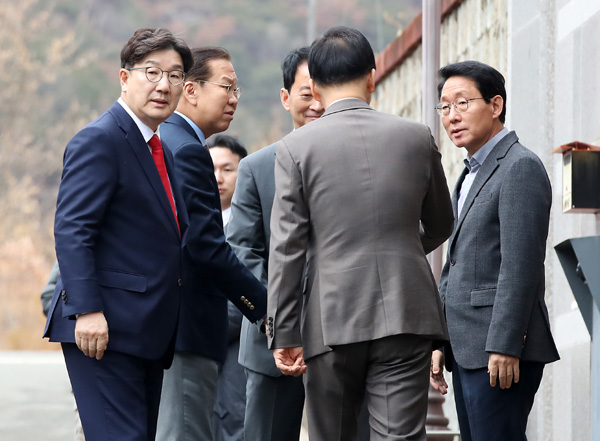 국민의힘 권영세 비상대책위원장, 권성동 원내대표, 김상훈 정책위의장 등 당 지도부가 3일 오후 대구 달성군 유가읍 박근혜 전 대통령 사저를 찾아 박 전 대통령을 예방한 뒤 사저를 떠나기 전 유영하 의원과 인사 나누고 있다. 2025.3.3 뉴스1