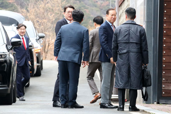 국민의힘 권영세 비상대책위원장, 권성동 원내대표, 김상훈 정책위의장 등 당 지도부가 3일 오후 박근혜 전 대통령을 예방하기 위해 대구 달성군 유가읍 사저 안으로 들어가고 있다. 2025.3.3 뉴스1