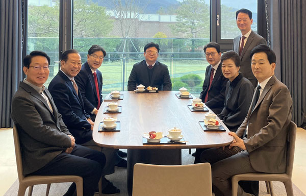 국민의힘 권영세 비상대책위원장, 권성동 원내대표, 김상훈 정책위의장 등 당 지도부가 3일 오후 대구 달성군 유가읍 박근혜 전 대통령 사저를 찾아 박 전 대통령을 예방하고 있다.  2025.3.3 국민의힘 제공