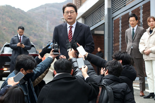 국민의힘 권영세 비상대책위원장, 권성동 원내대표, 김상훈 정책위의장 등 당 지도부가 3일 오후 대구 달성군 유가읍 박근혜 전 대통령 사저를 찾아 박 전 대통령을 예방한 뒤 신동욱 수석대변인이 사저를 떠나기 전 브리핑하고 있다. 2025.3.3 뉴스1