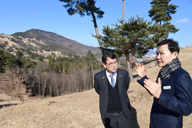 최응천(왼쪽) 국가유산청장이 지난 1월 16일 고령군 세계유산 지산동고분군 일원에서 이남철 고령군수와 대가야 역사문화유산도시 육성 청사진에 대해 논의하고 있다. 이 청장은 이날 고령군이 추진하는 각종 사업 지원을 약속해 눈길을 끌었다.
고령군 제공