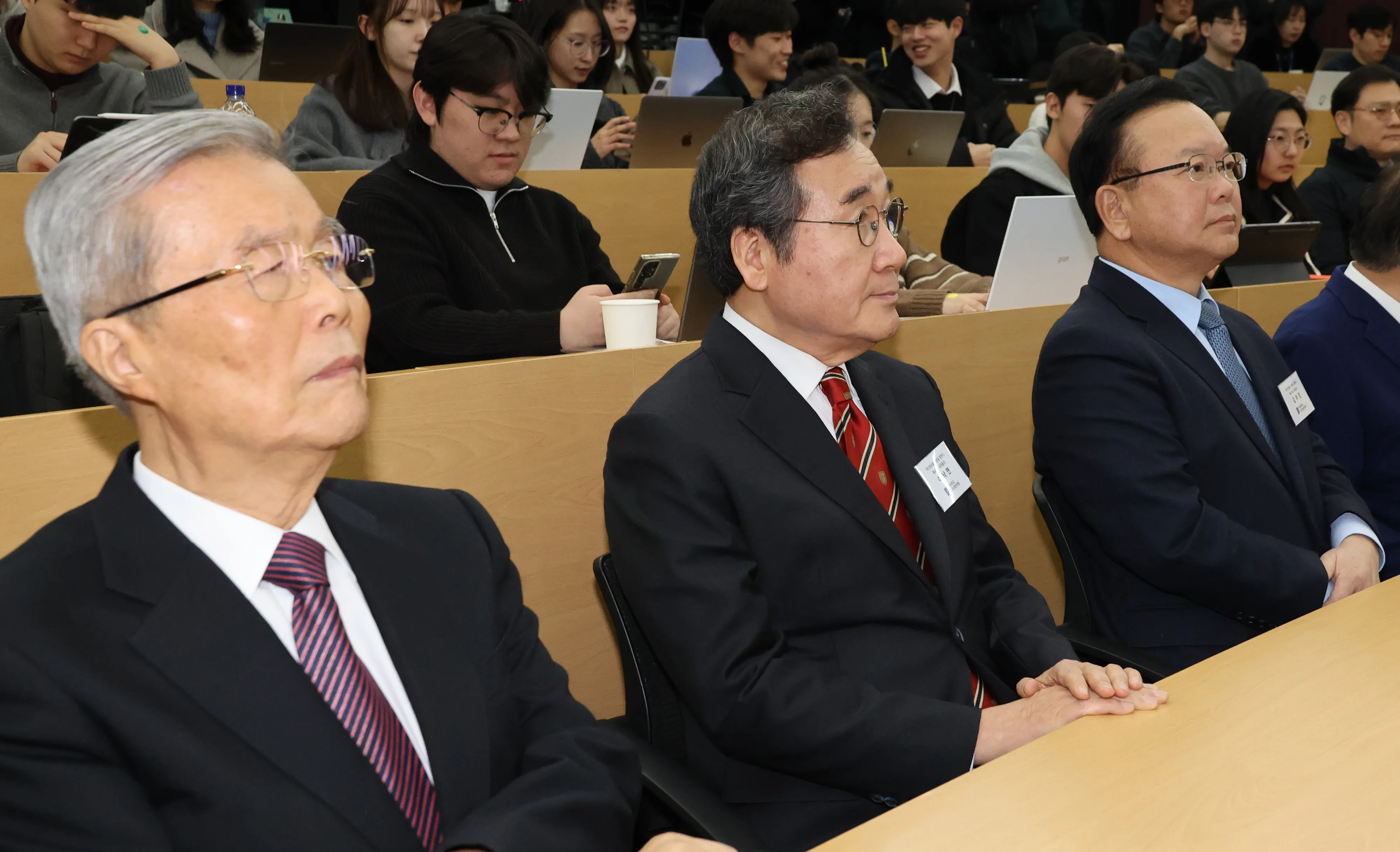 대담회 참석한 김종인-이낙연-김부겸  4일 서울대 아시아연구소에서 열린 국가미래전략원 정치개혁 대담회 ‘국가 원로들, 개헌을 말하다’에  김종인 전 국민의힘 비상대책위원장(왼쪽부터), 이낙연·김부겸 전 총리가 참석해 있다. 2025.3.4