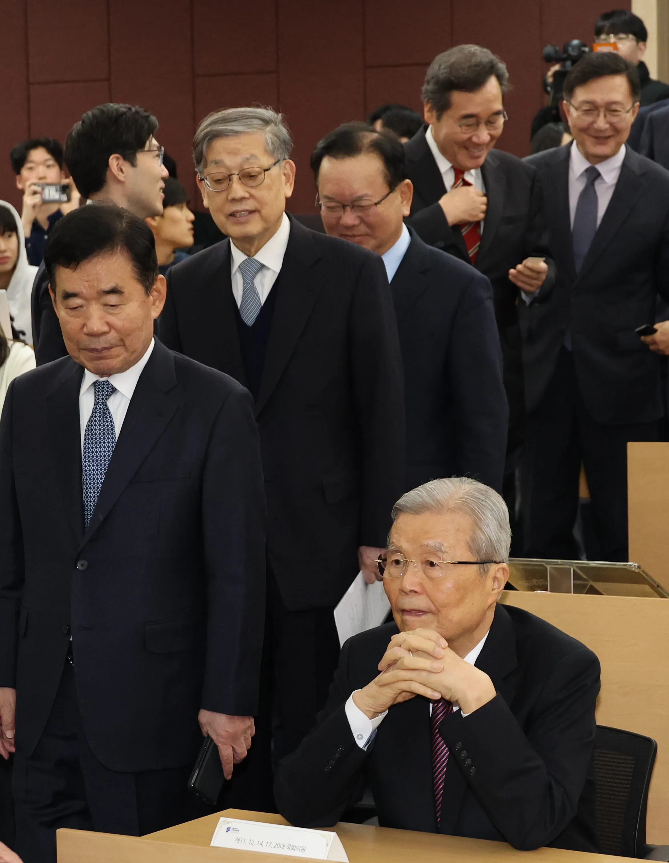 대담 참석하는 국가 원로들  ·4일 서울대 아시아연구소에서 열린 국가미래전략원 정치개혁 대담회 ‘국가 원로들, 개헌을 말하다’에 김종인 전 국민의힘 비상대책위원장(오른쪽 아래부터 시계방향으로), 김진표 전 국회의장, 김황식·김부겸·이낙연 전 총리, 유홍림 서울대 총장이 참석하고 있다. 2025.3.4