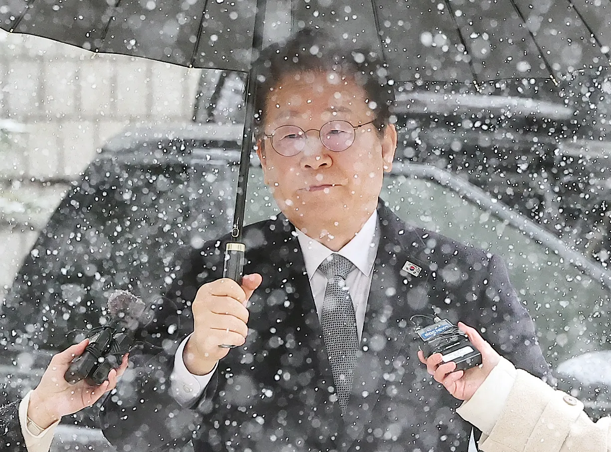 폭설 속 공판 출석하는 이재명 대표  이재명 더불어민주당 대표가 4일 서울 서초구 서울중앙지방법원에서 열린 ‘대장동·위례·성남FC·백현동 의혹’ 관련 특정범죄가중처벌등에관한법률위반(뇌물) 혐의 공판에 출석하고 있다. 2025.3.4