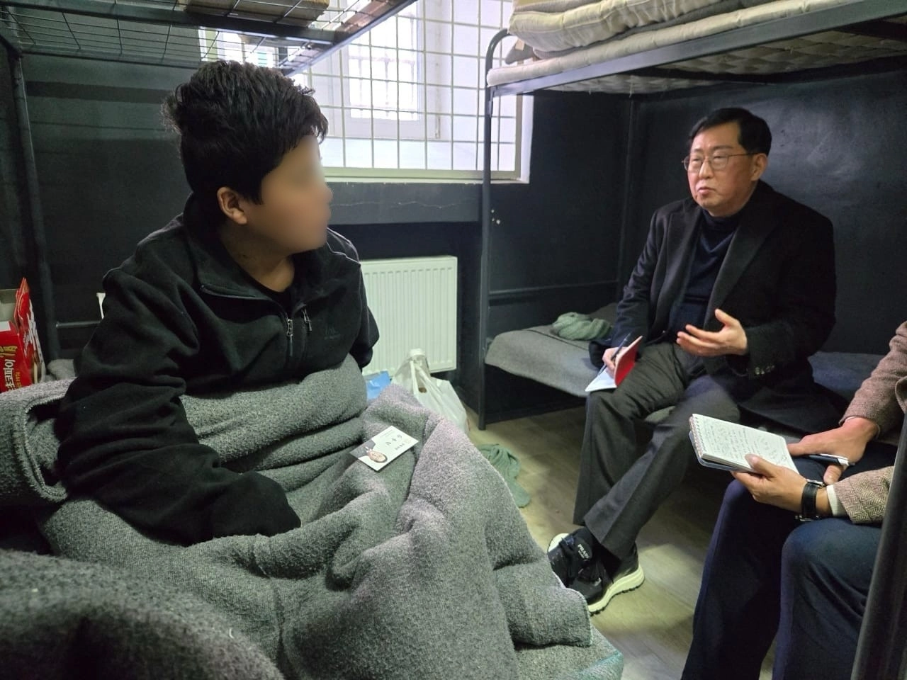 북한군 포로와 대화하는 유용원 의원  유용원 국민의힘 의원이 2월 25일 우크라이나에서 북한군 포로 2명을 면담한 사진과 음성을 4일 공개했다. 유 의원은 포로들이 북한으로 강제 송환되지 않도록 정부의 조치와 야당의 관심을 요청했다. 2025.3.4 유용원 의원실 제공