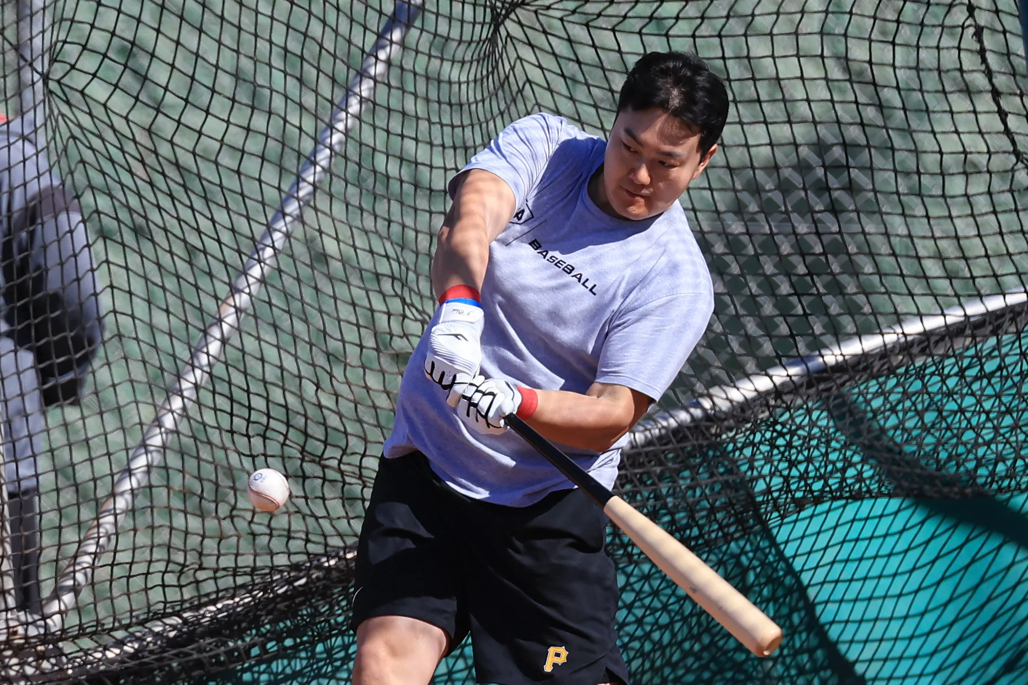 타격 훈련하는 최지만  지난해 미국프로야구 메이저리그(MLB) 뉴욕 메츠에서 방출된 최지만이 18일(현지시간) LG 트윈스 스프링캠프가 열리고 있는 미국 애리조나주 스코츠데일 인디언 스쿨 공원 야구장에서 LG 선수단과 타격 훈련하고 있다. 2025.2.19  애리조나 연합뉴스