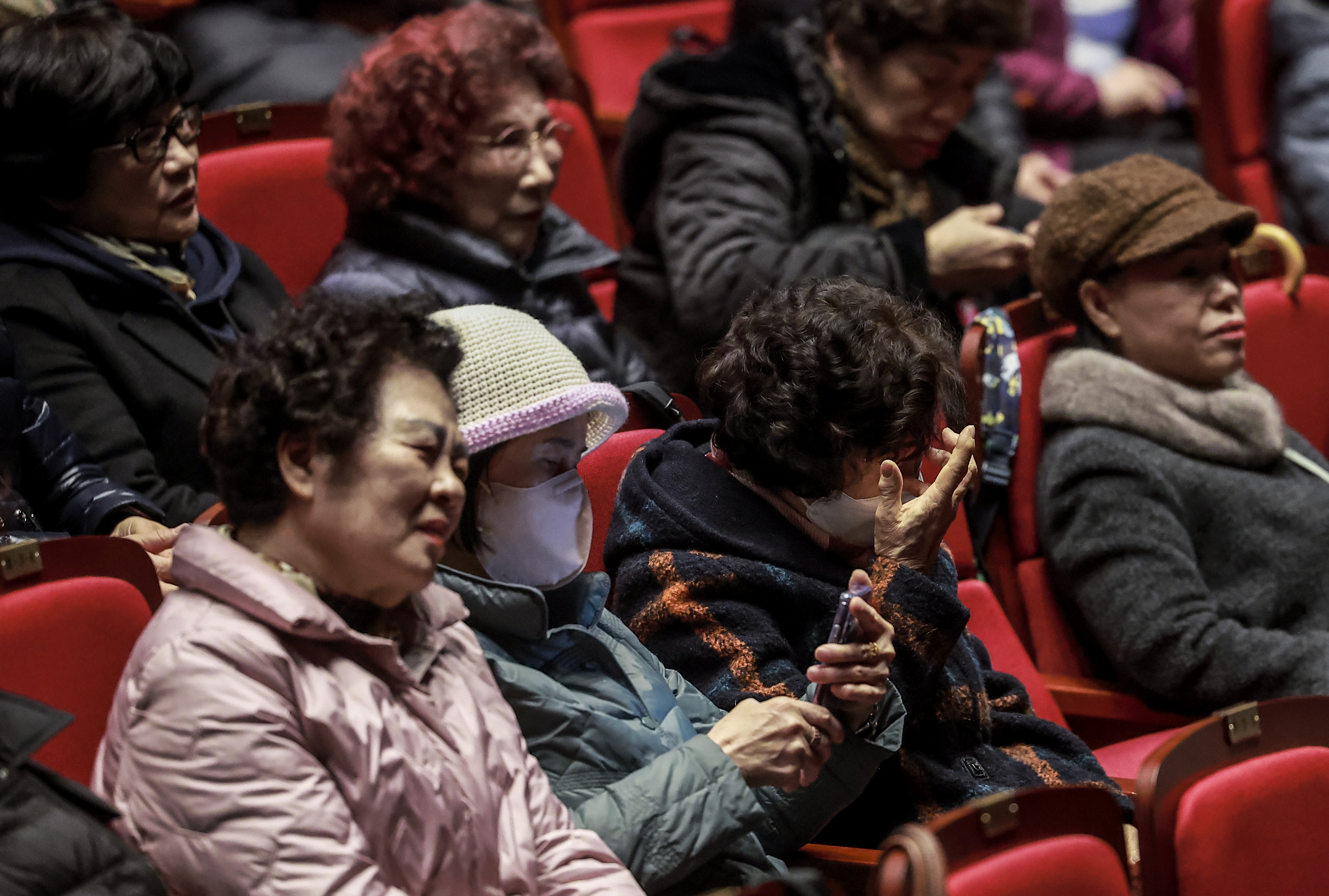 4일 서울 마포구 마포아트센터에서 열린 2025학년도 일성여자중고등학교 입학식에서 입학생들이 선배의 입학소감문을 들으며 눈물을 닦고 있다. 2025.03.04. 뉴시스