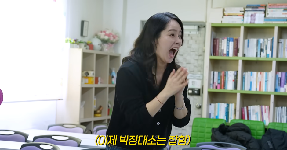 한가인이 ‘웃음치료사’ 오행자를 만나 웃음치료를 받았다. 유튜브 채널 ‘자유부인 한가인’ 캡처