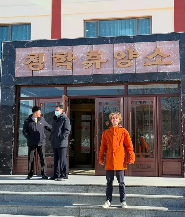 지난 3월 20일 북한에 입국한 서양인 관광객 뒤로 마스크를 쓴 북한 주민이 보인다. 인스타그램 캡처