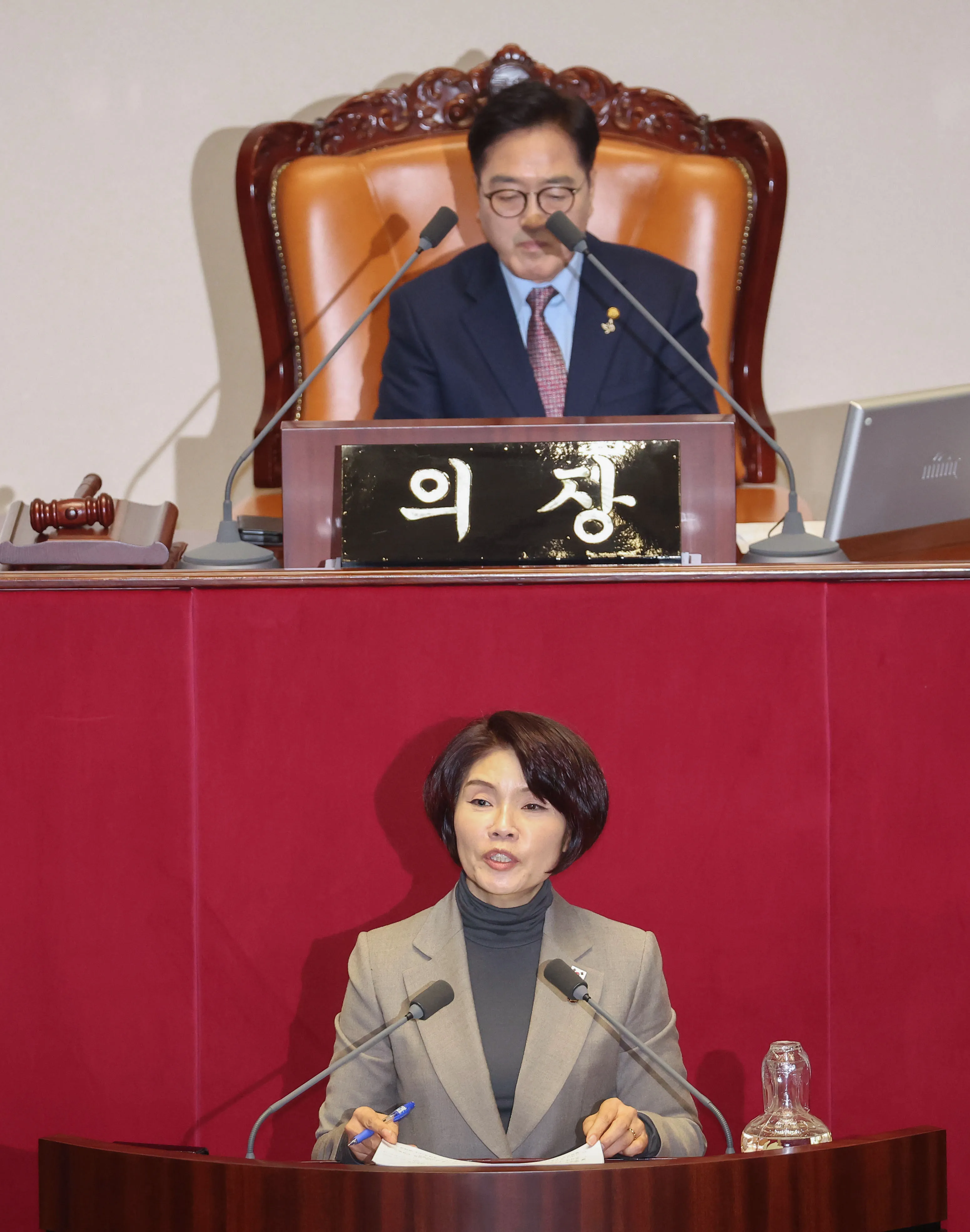 질문하는 한정애 의원  한정애 더불어민주당 의원이 지난 1월 9일 오후 국회 본회의에서 ‘윤석열 대통령 위헌적 비상계엄 선포 내란혐의 및 제주항공 여객기 참사 진상규명’과 관련해 질문하고 있다.

연합뉴스