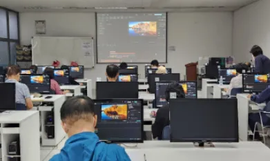 서울 도봉구 어르신들이 구청 지하1층 주민전산교육장에서 챗GPT를 활용한 유튜브 영상 제작 교육을 받고 있다. 도봉구 제공