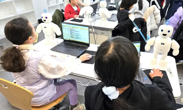 서울 영등포구 ‘인공지능(AI)·로봇 디지털 캠프’에 참가한 어린이들이 블록 코딩을 활용해 로봇을 조종하고 있다. 영등포구 제공